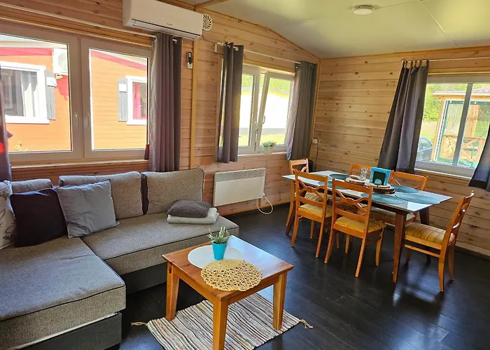 Letniskowy - Niebieski Caloroczny Кемпинг *